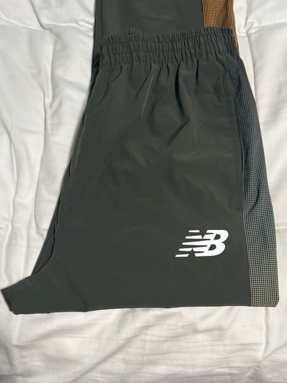 New Balance Men’s Olive Green Athletic/Training pants with Contrast Panels. L.